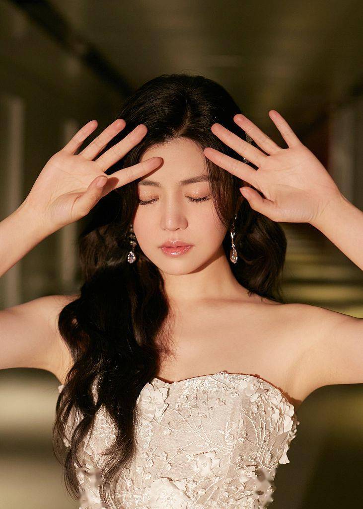 一身 陈妍希一袭露肩长裙仙气飘飘 大秀修长肩颈线条美腻十足
