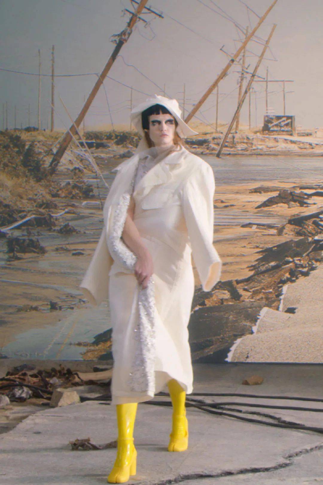 设计 Maison Margiela 2022 春夏系列 带你进入 “时尚鬼才”John Galliano的幻想世界