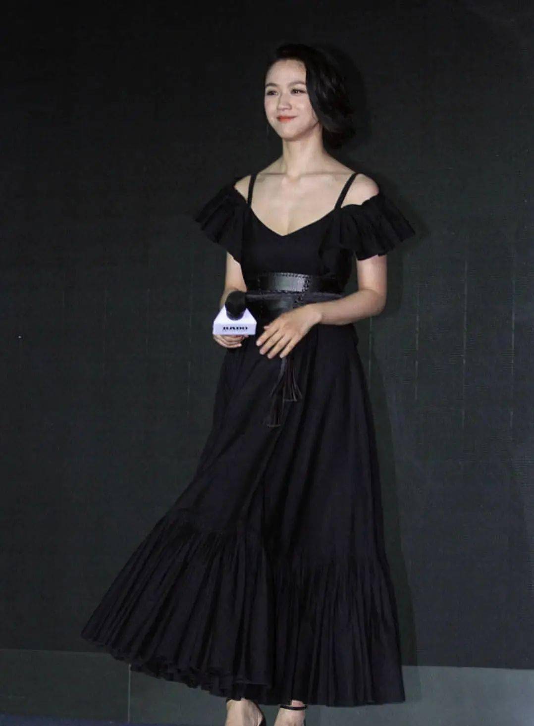 汤唯的纯欲系穿搭太迷人一袭黑色吊带裙知性优雅显女人味