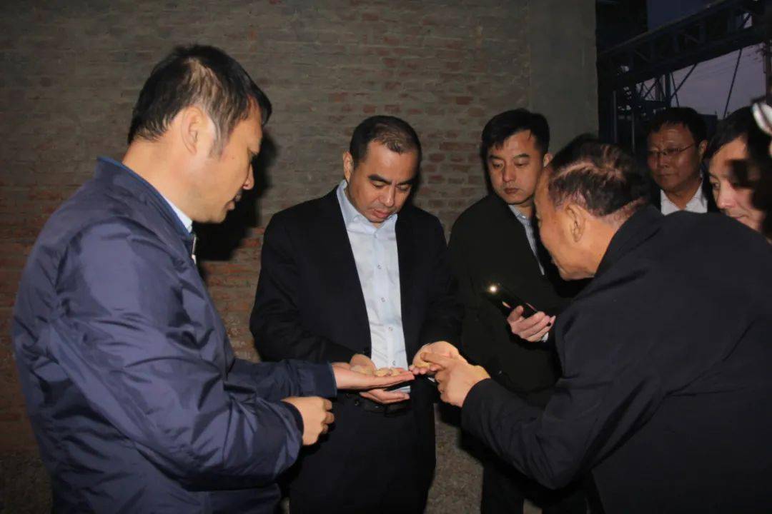 于文峰还深入到岫岩玉都花熙小镇建设项目工地,大房