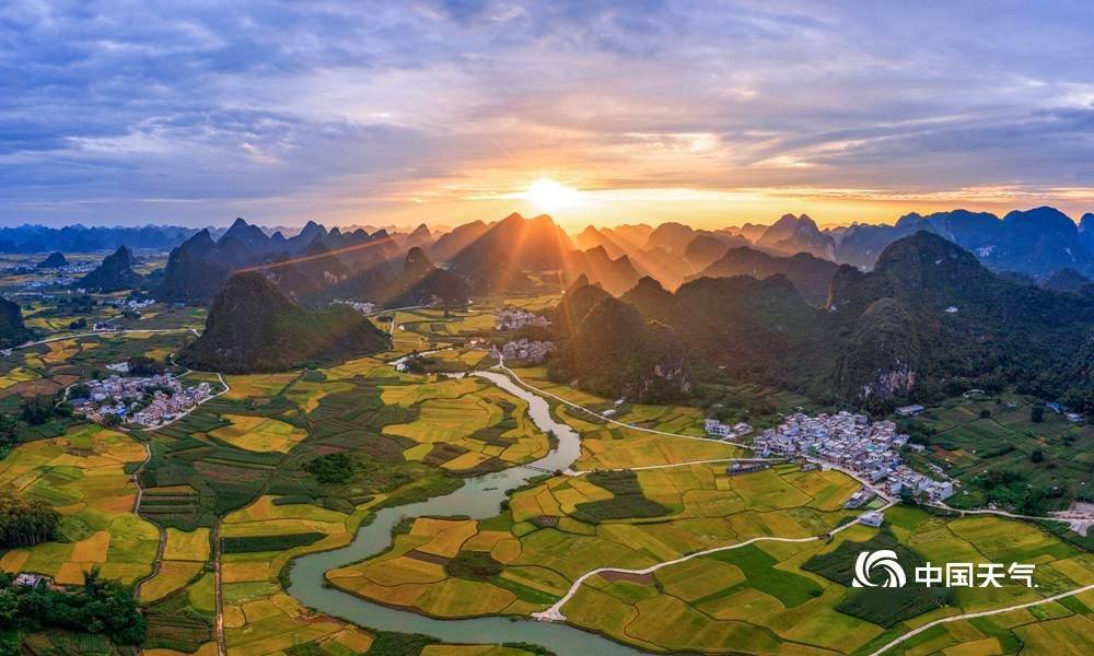 广西崇左天等县蓝天白云相衬田园风光更加壮丽