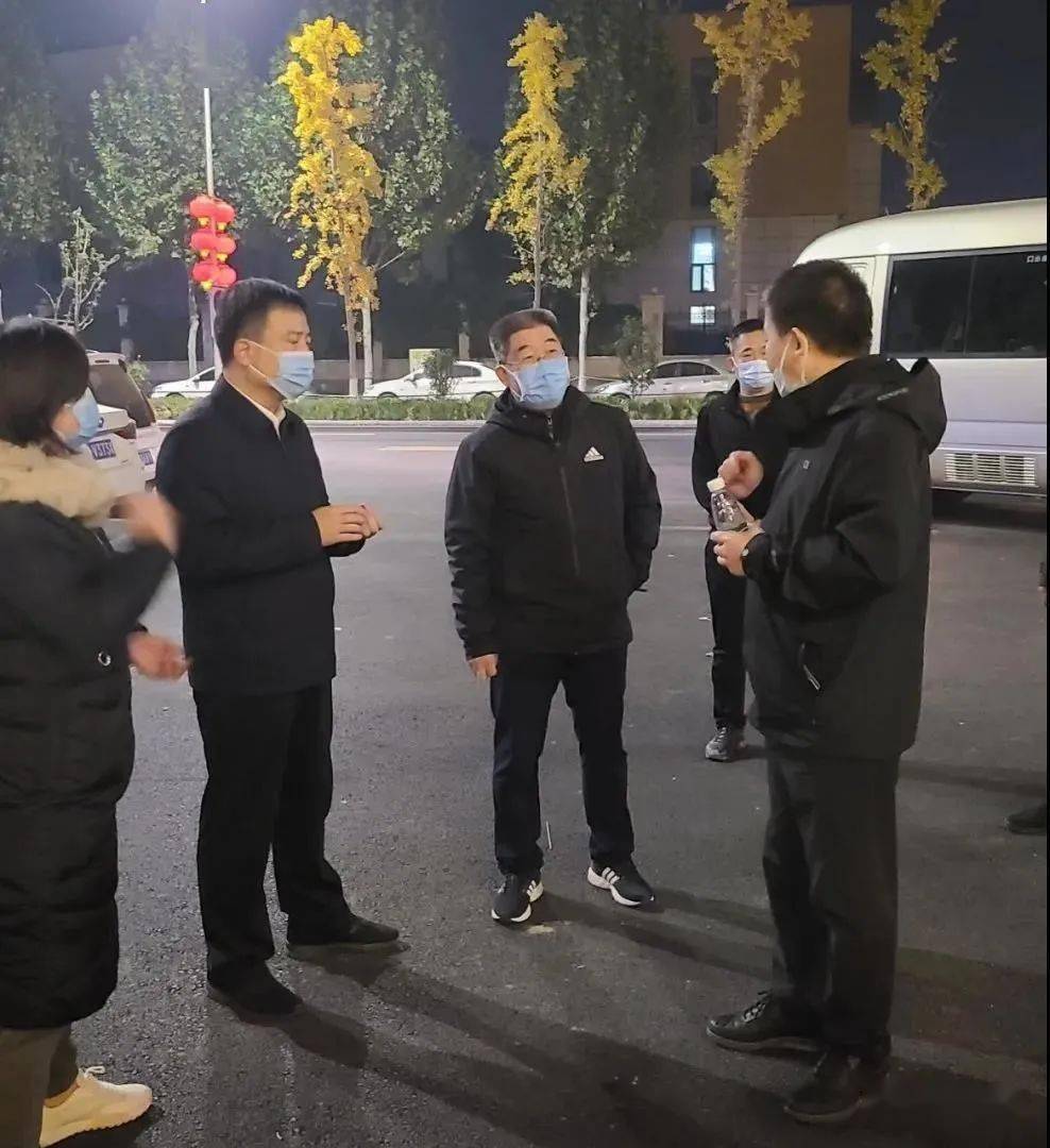 10月25日晚上,肥乡区政府区长赵鹏飞夜查大气污染防治和疫情防控工作.