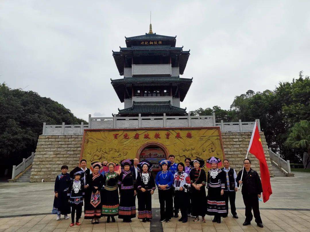 那坡县城厢镇深龙小学党支部开展打卡红色教育基地研学活动