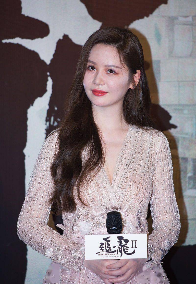 邱意浓真是丰满代表,裸色裙拼接灰色裙摆,好身材真是一览无余