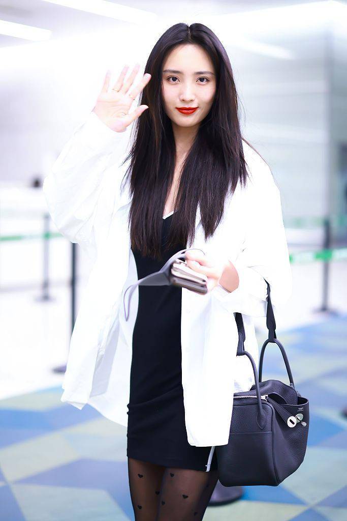 黑色 王紫璇穿黑色包身裙秀出婀娜身姿 气质出众