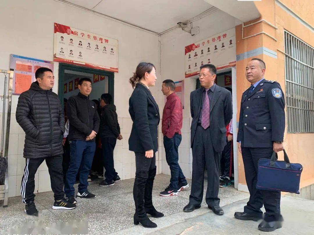 宣威九中冲进两名暴徒这是演练