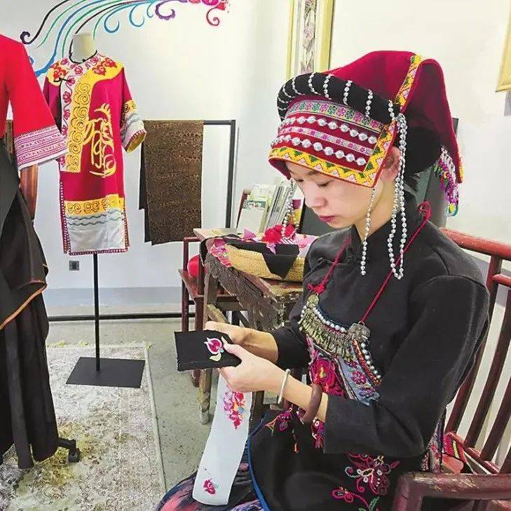 6个传习馆培养2000多绣娘,这个女人不简单_钱晓丽