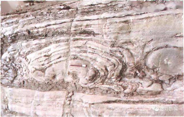 互层状的深水沉积枕状熔岩安山质层凝灰岩玄武质熔岩流流纹岩中的涡流