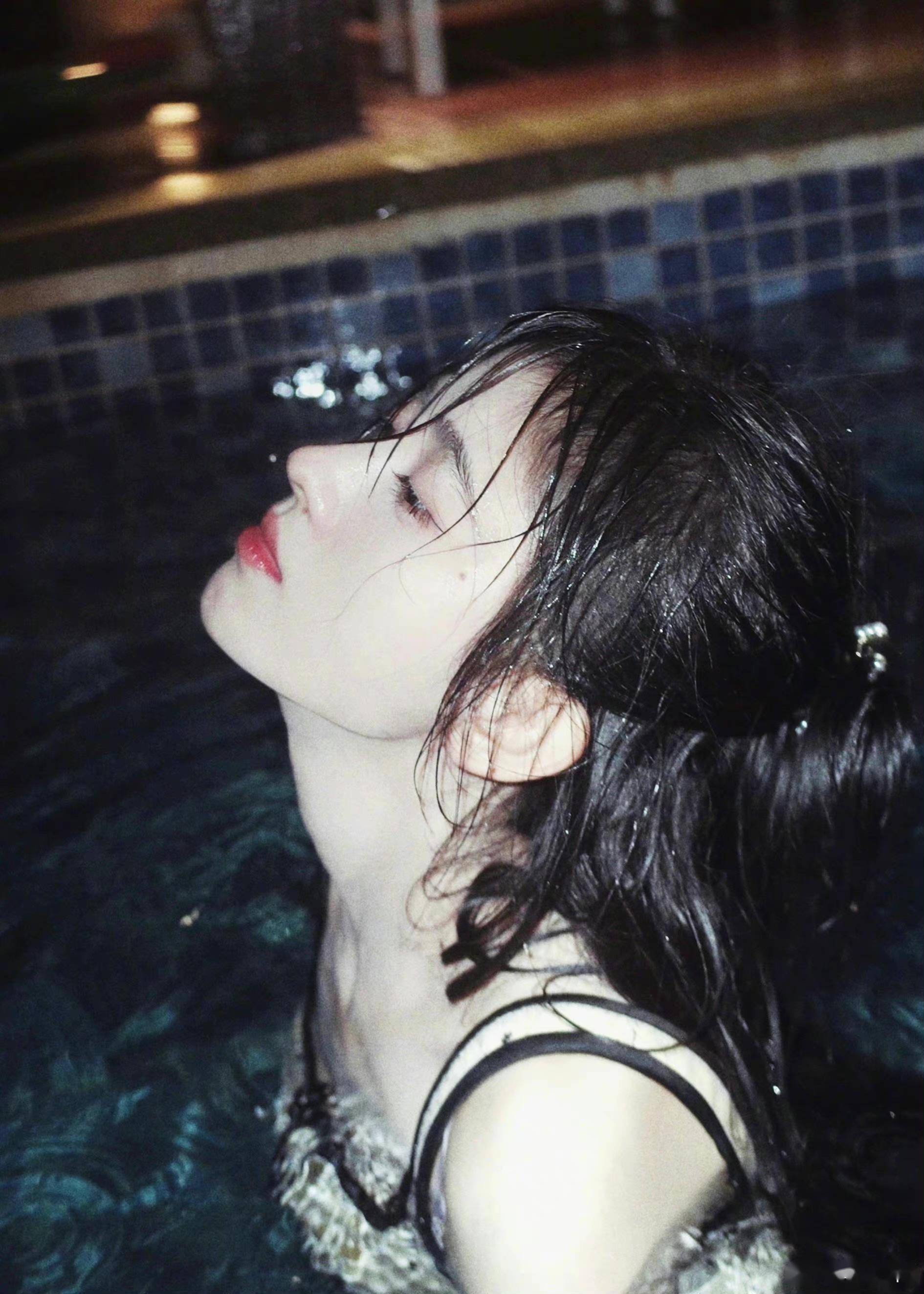 四千年美少女鞠婧祎泳池湿发氛围感绝美!出水芙蓉难掩美丽