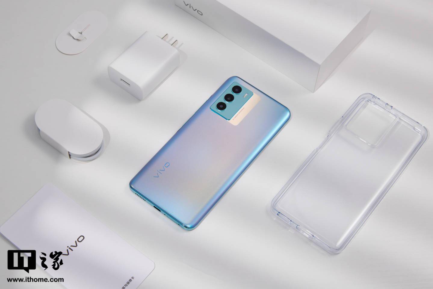 nits|【IT之家开箱】vivo T1 5G 手机图赏：高刷原色屏，活力电光青