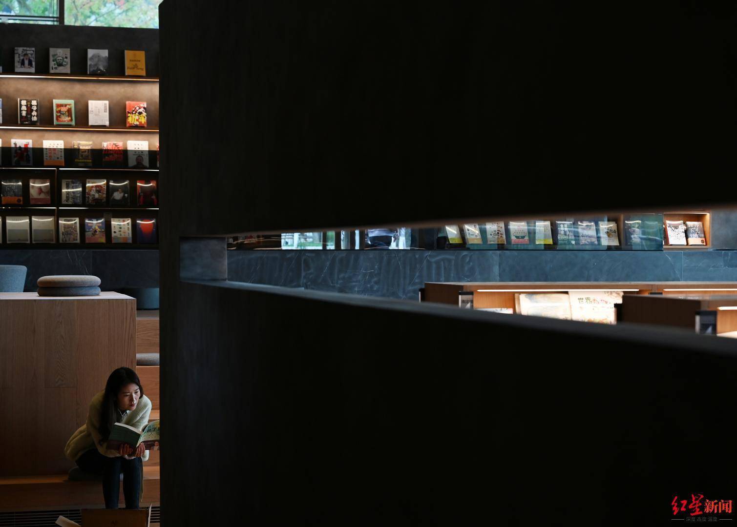 成都这家开在湖里的"半沉浸式"书店吸引无数游客打卡_读者