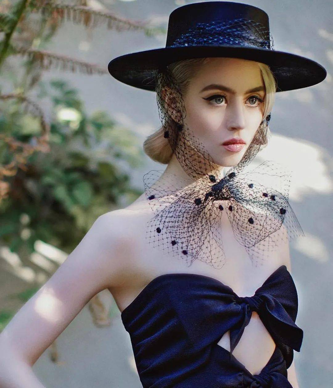 allison 有个性的五官,有一双大而迷人的眼睛,小鸟般可爱的眼神,标志