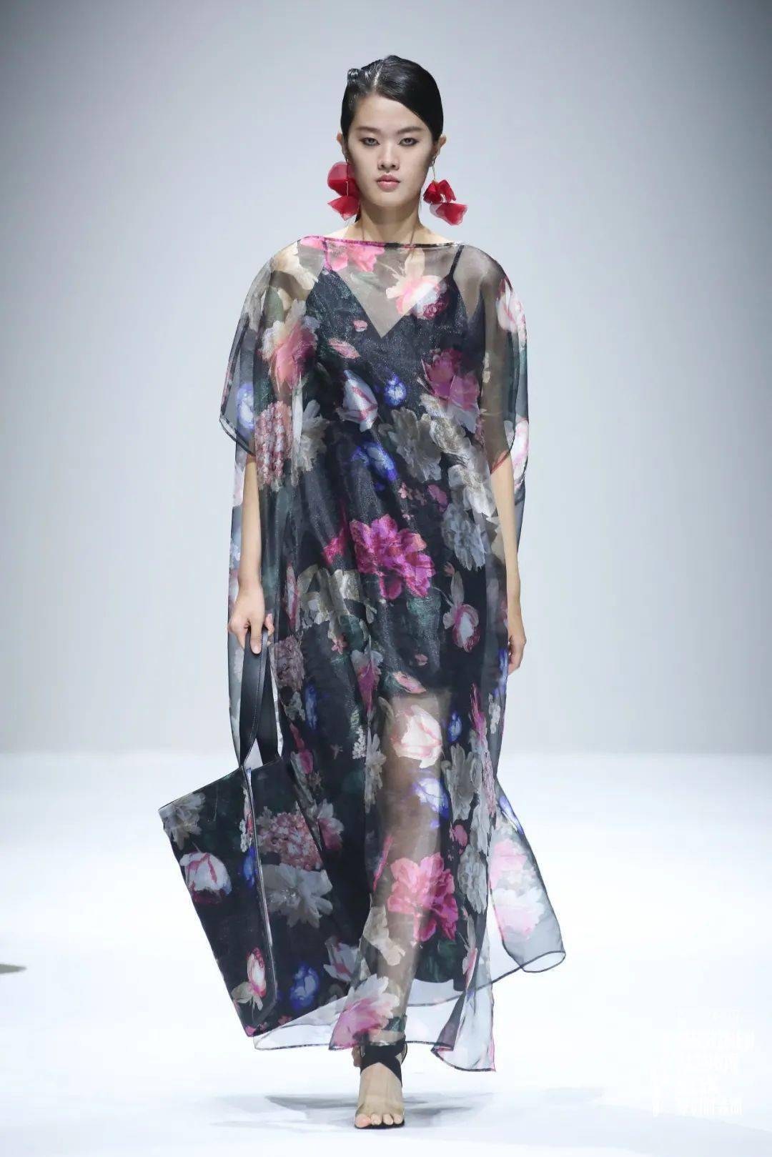 服装 S/S2022深圳时装周｜DAY4：别样角度，诠释「型」之烂漫