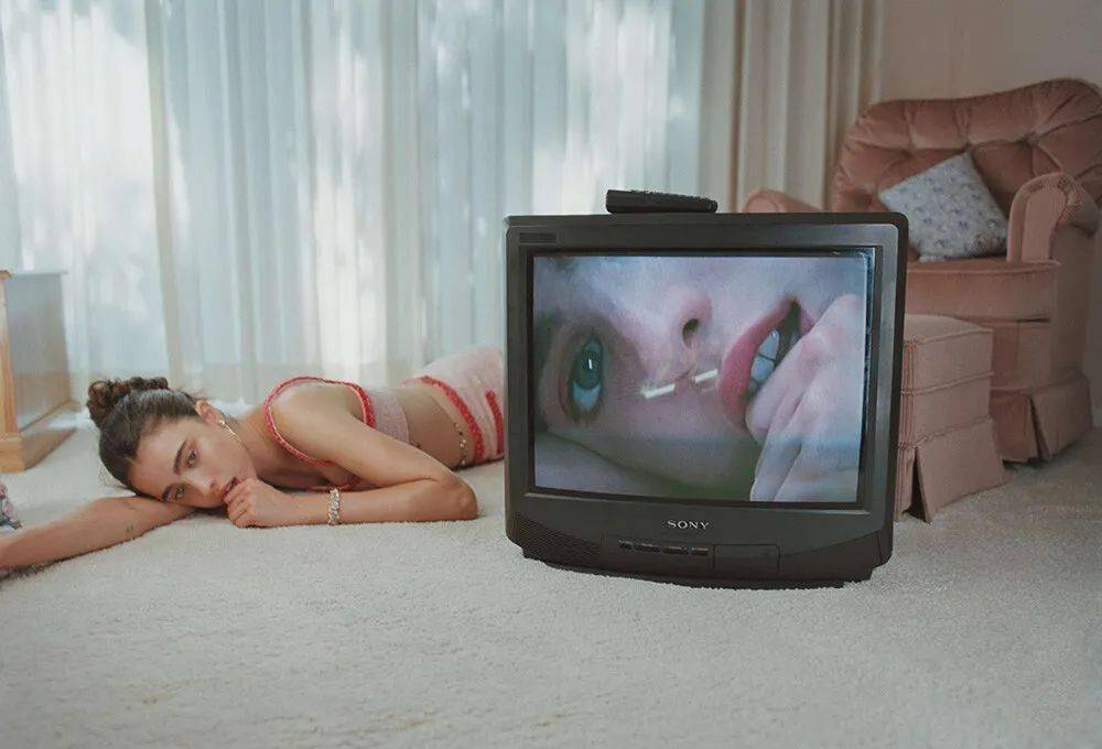 全球|“女佣”这次有点辣丨赏色