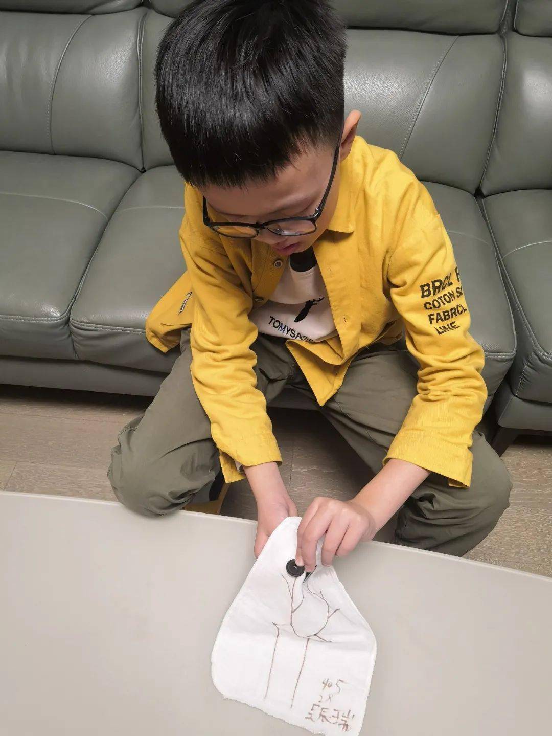 巧手钉纽扣 劳动助成长