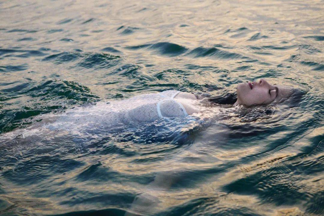 全球|“女佣”这次有点辣丨赏色