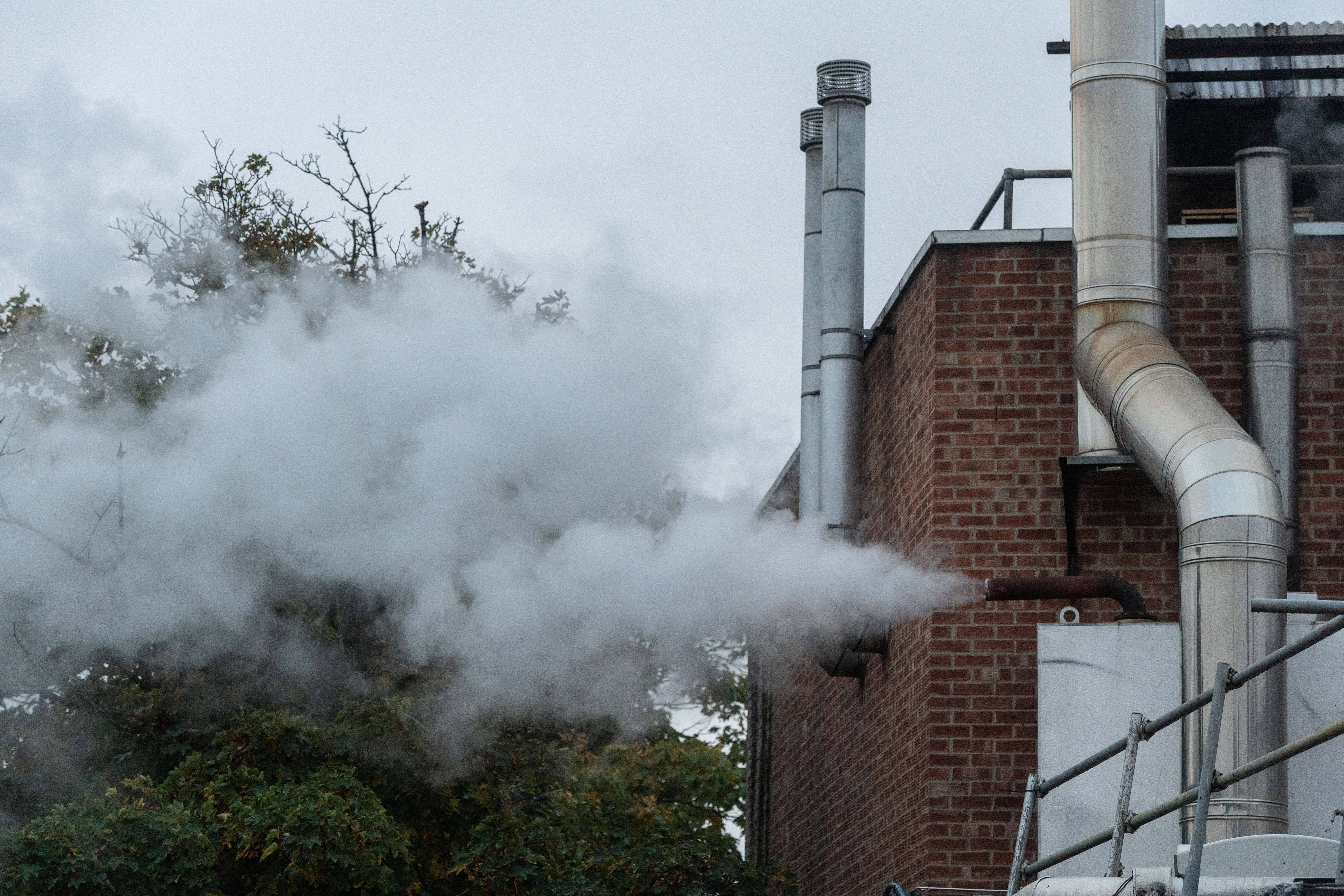 这是10月26日在英国伦敦拍摄的一家工厂的烟囱