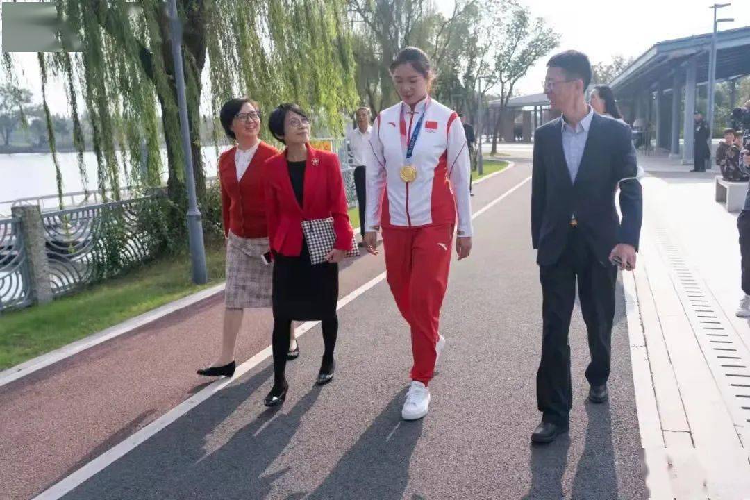 奥运冠军张灵回母校,与师生校友亲切座谈_青浦