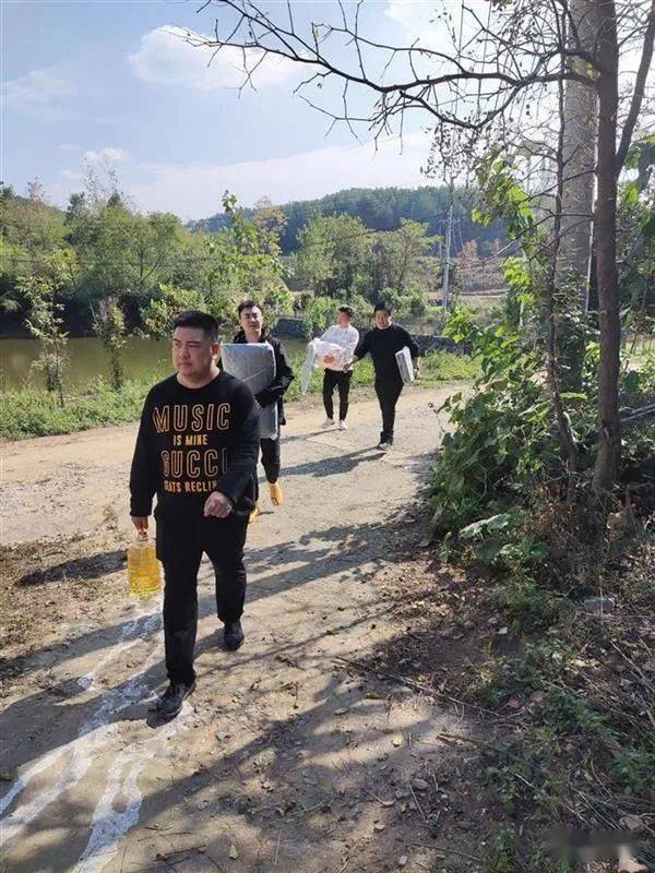 新洲八零后夫妻驱车百余公里为35名孤老送温暖
