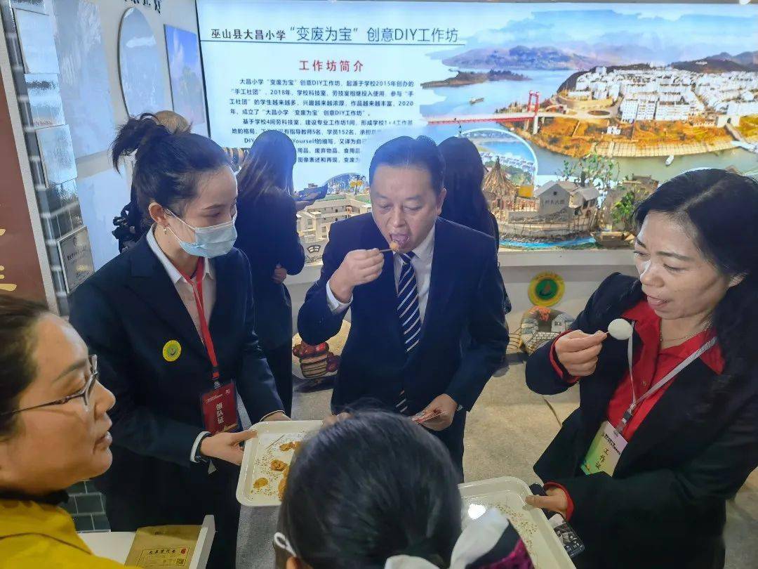 展出期间,巫山县委教育工委书记,县教委主任刘昌坤连夜赶赴璧山,对