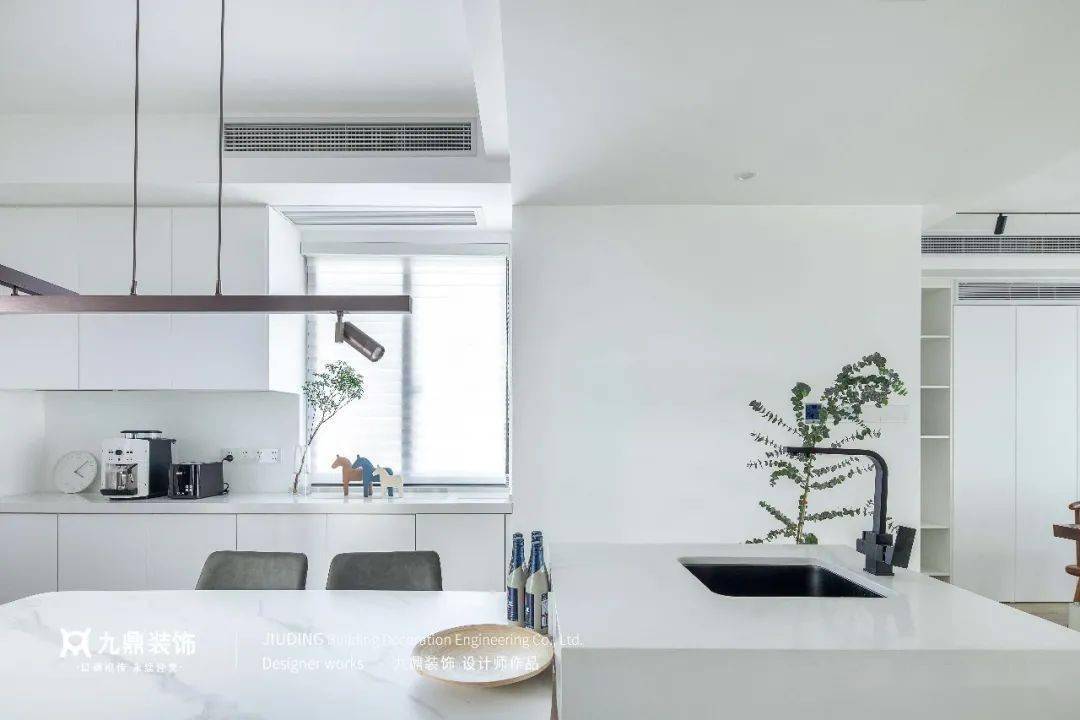 一家人142㎡纯白复式，丢掉客厅沙发，清清透透现代风