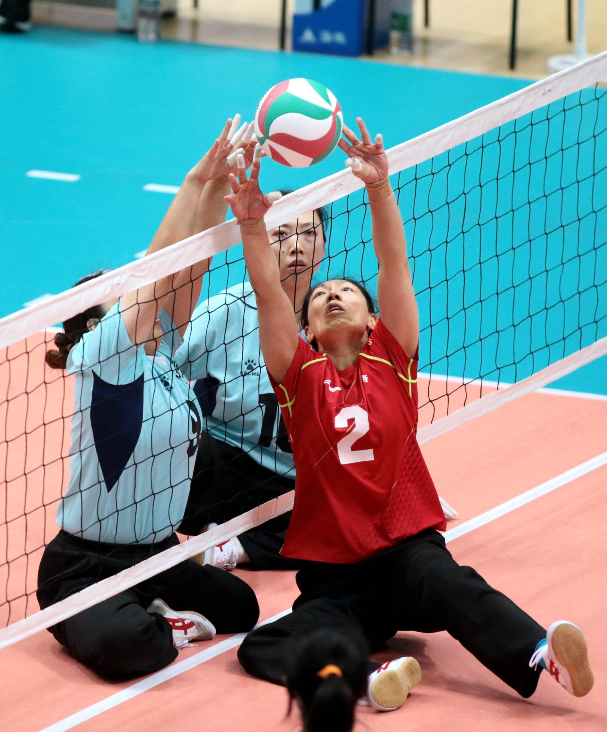 特写妈妈们退役又复出坐着打排球也有女排精神