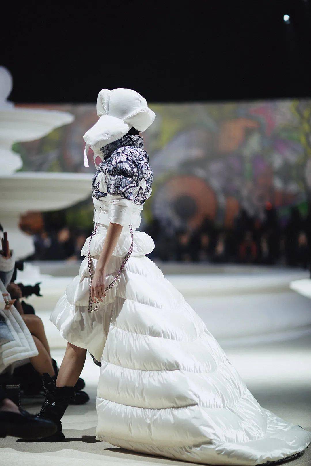 凡尼 时尚圈||今冬整个时尚明星圈都在抢——风衣羽绒服