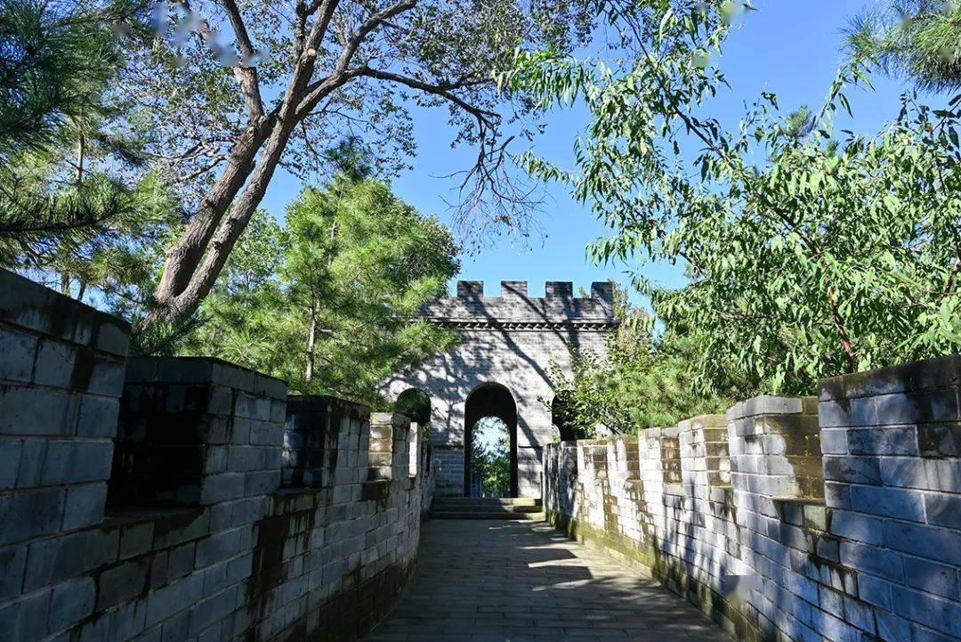 公园里的长城仅百多米左右由两座烽火台和长城步道组成路线也超级简单