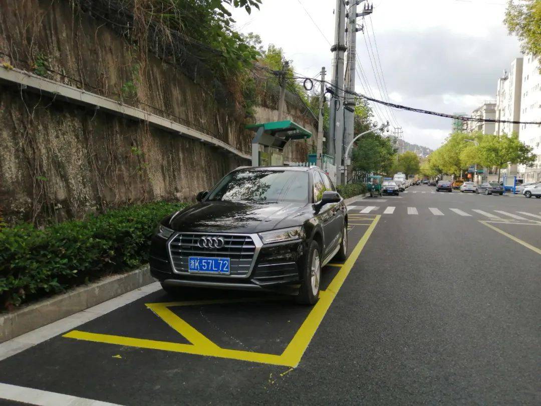 曝光这些车辆占用公交车站违法停车有你认识的吗