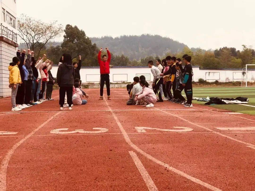 齐抓共管10月26日,黄材镇沩滨中学分学科开展课堂展示活动,全体老师