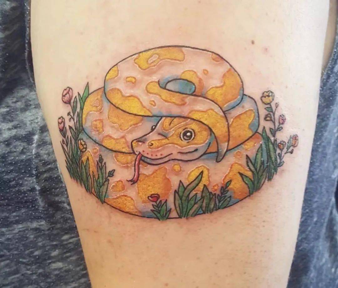 巨大的蟒蛇纹身