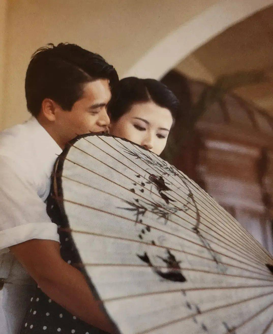 1984年,她拍摄《倾城之恋》,周润发出演男主角南洋华侨范柳原,缪骞人