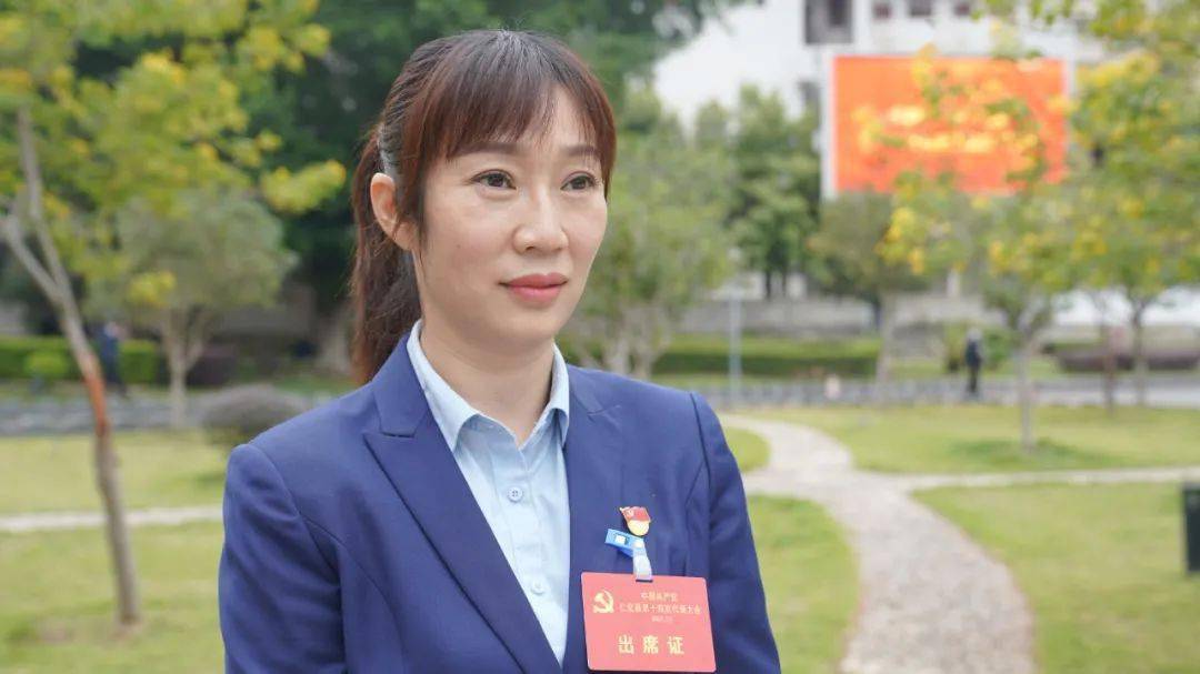 党代表 陈雪玲:听了报告描绘的仁化未来五年的发展前景,我备受鼓舞.