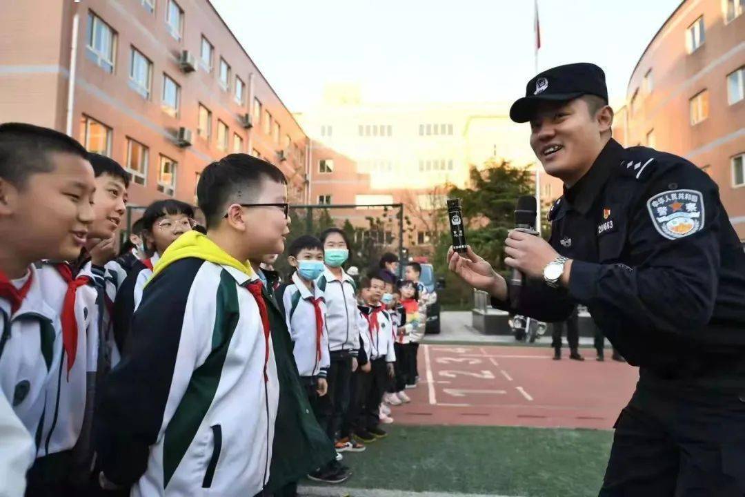 天津市公安局特警总队直属三支队走进文昌宫小学开展共建活动