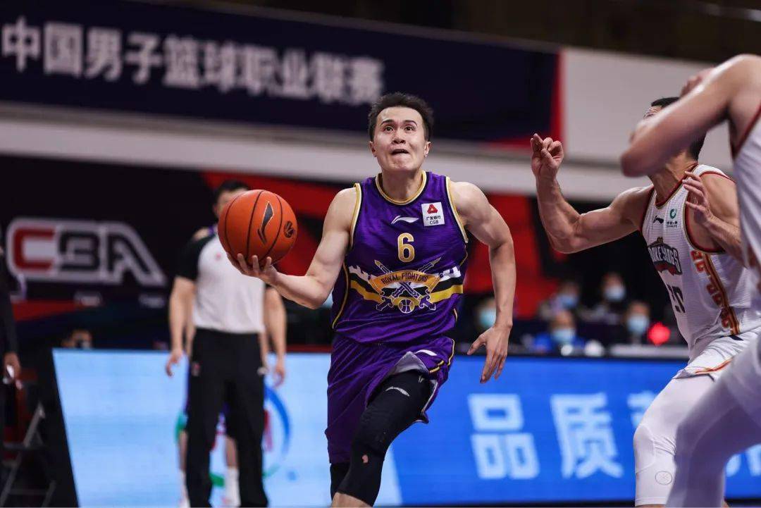 北控队数据:张帆26分5助攻;侯逸凡20分5助攻;俞长栋12分4篮板4助攻.