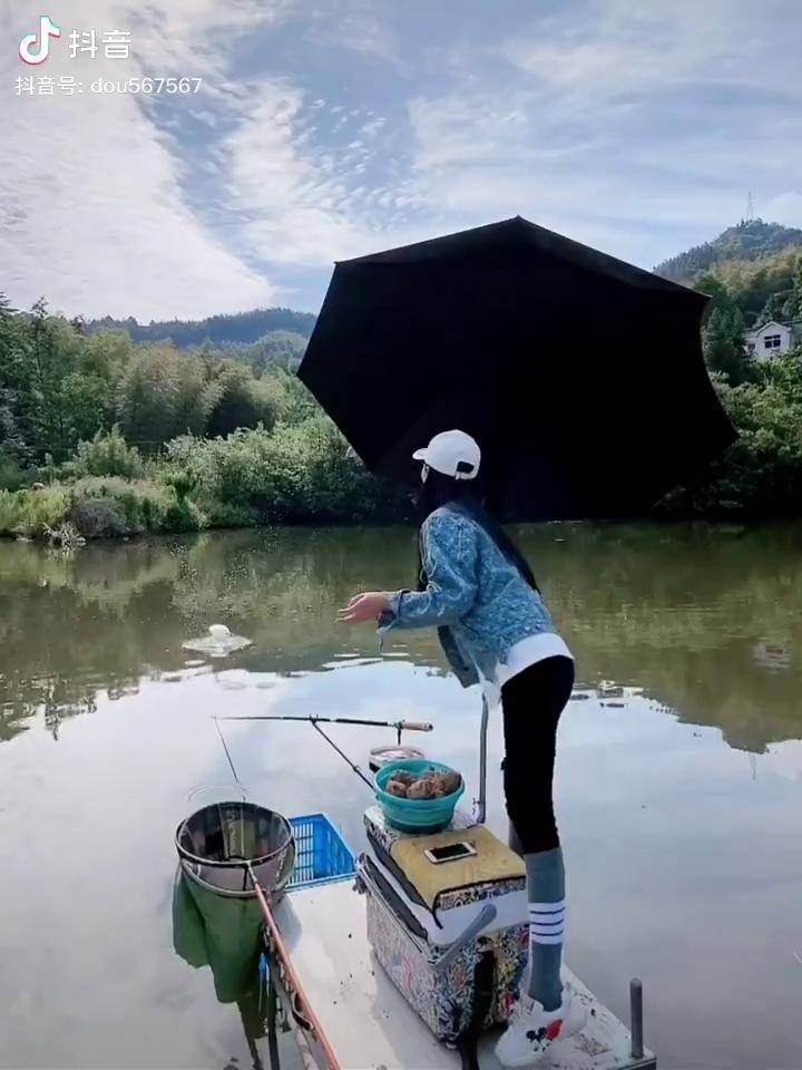 开始钓鱼先打个重窝女钓手豆豆户外钓鱼