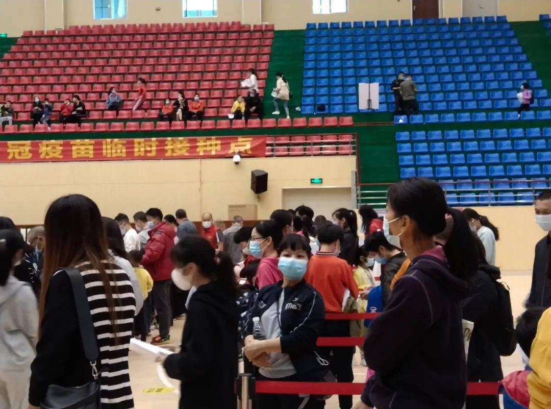 蕉岭南沙体育馆好多家长带小学生打新冠疫苗
