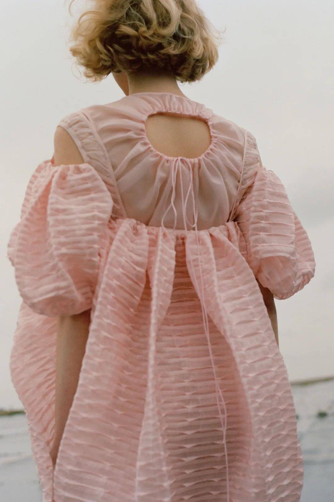 品牌 为「童话」找到合适的安放,来自北欧的浪漫!Cecilie Bahnsen将心跳融入到雨声、风声、吉他声中!