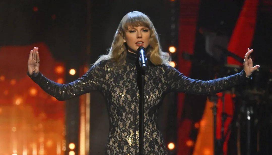 taylor swift(泰勒·斯威夫特)今天现身摇滚名人堂为carole king