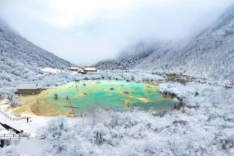 美圖暴擊雪中黃龍景區如仙境看鈣華池與白雪融合之美