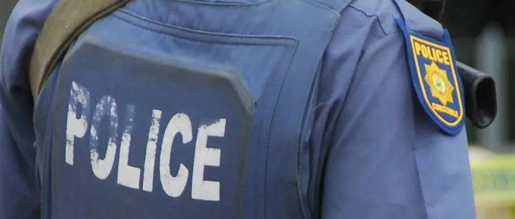 南非警察惨遭歹徒伏击,身中多枪被抢走车辆及配枪_处理