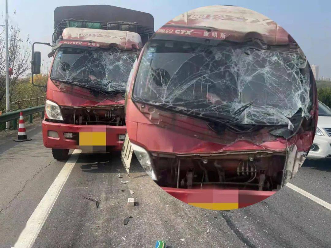 汉鄂高速发生货车追尾事故车头严重变形