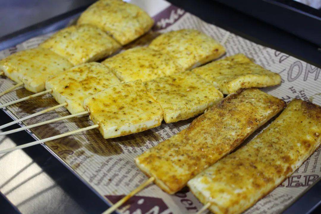 等等百叶是少不了的豆腐块放进去咕噜噜一炖,那叫一个香有人说,烧烤