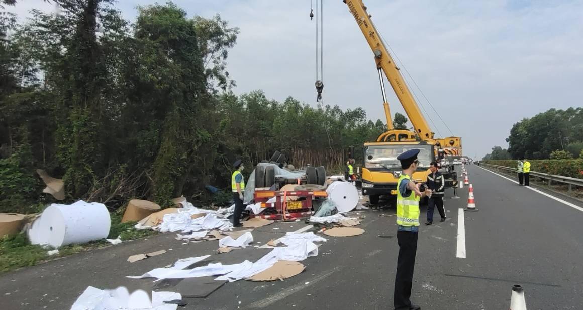 货车翻车司机悬空被困危急时刻渝湛高速路政人员及时施救