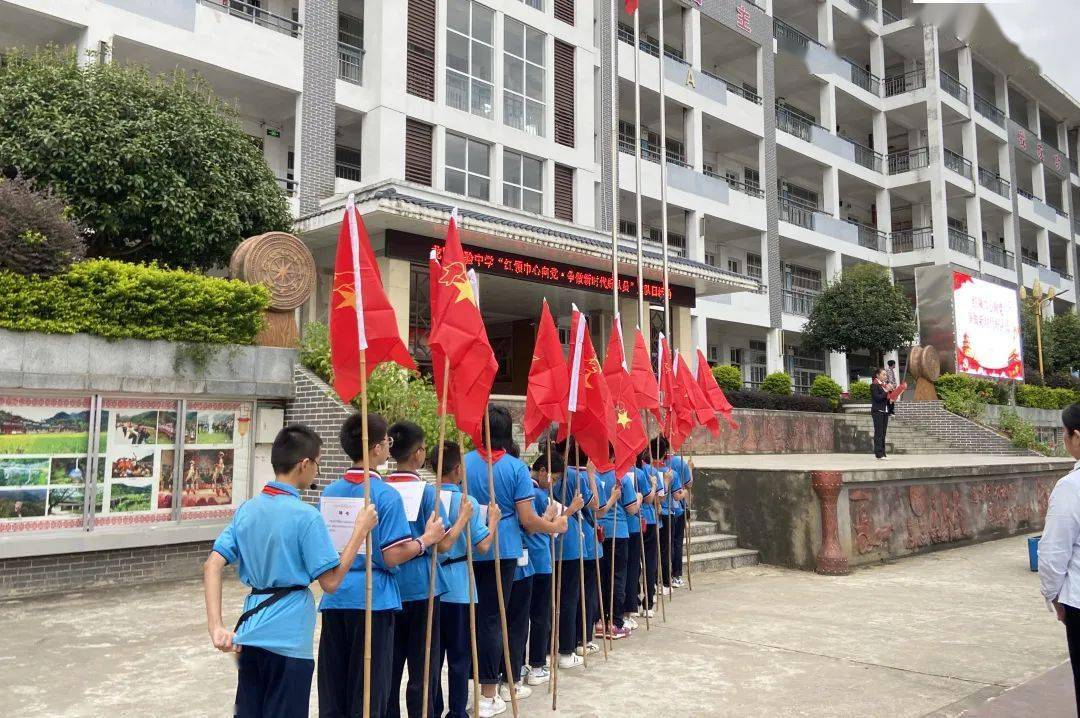 "的洪亮声音在龙胜实验中学的上空回响.