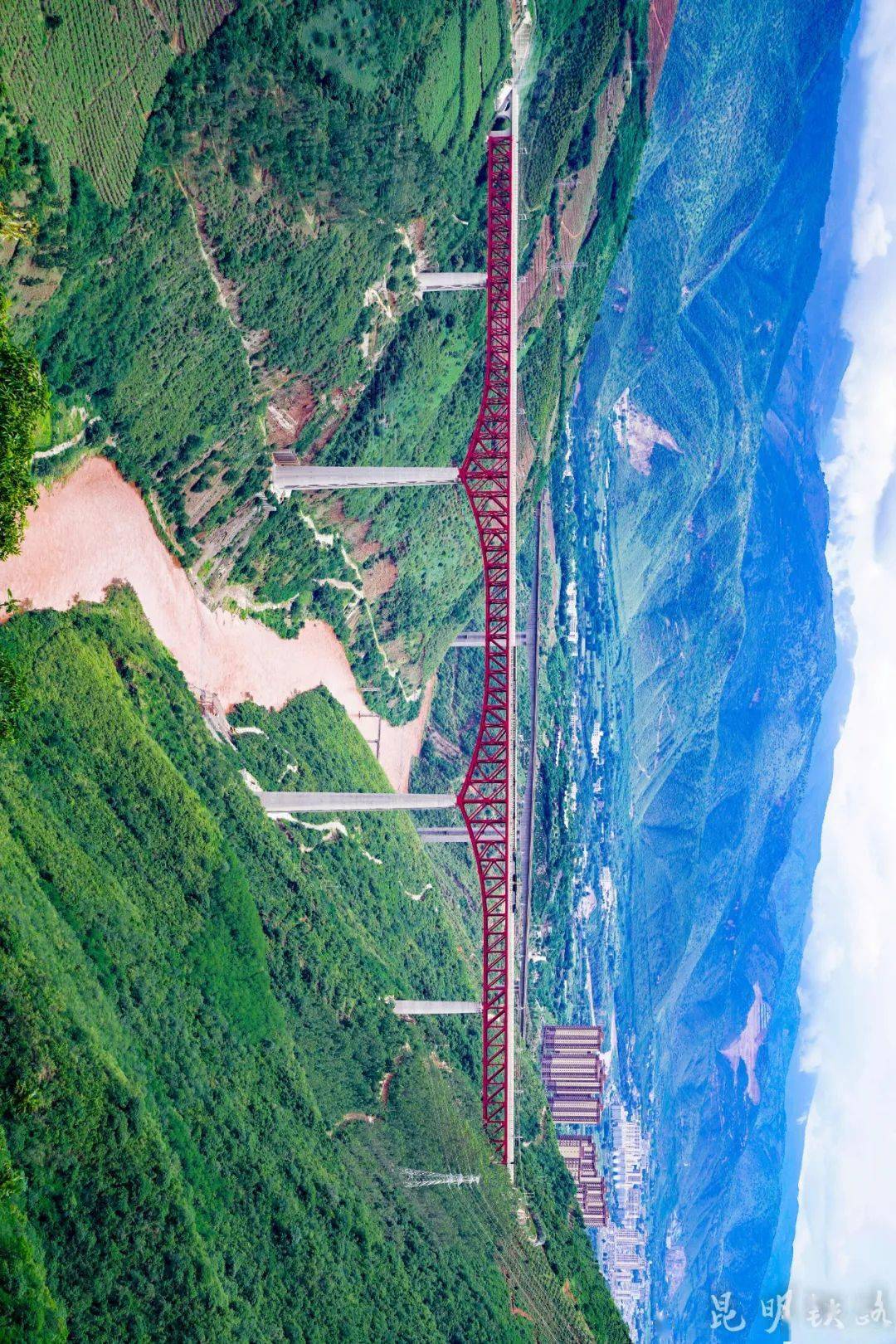 一路最强音以气吞山河的壮阔行进征程激荡号角争鸣中老昆万铁路(摄影