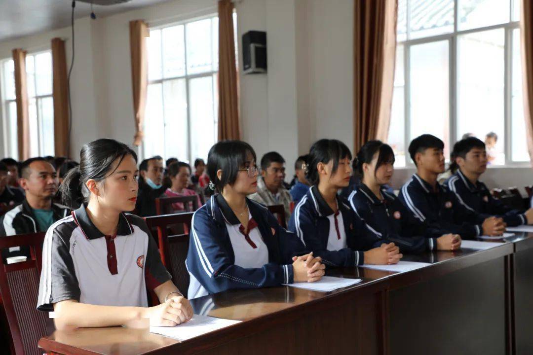 仪式上,景东职业高级中学教师及学生家长代表欢聚一堂,为10名幸运儿