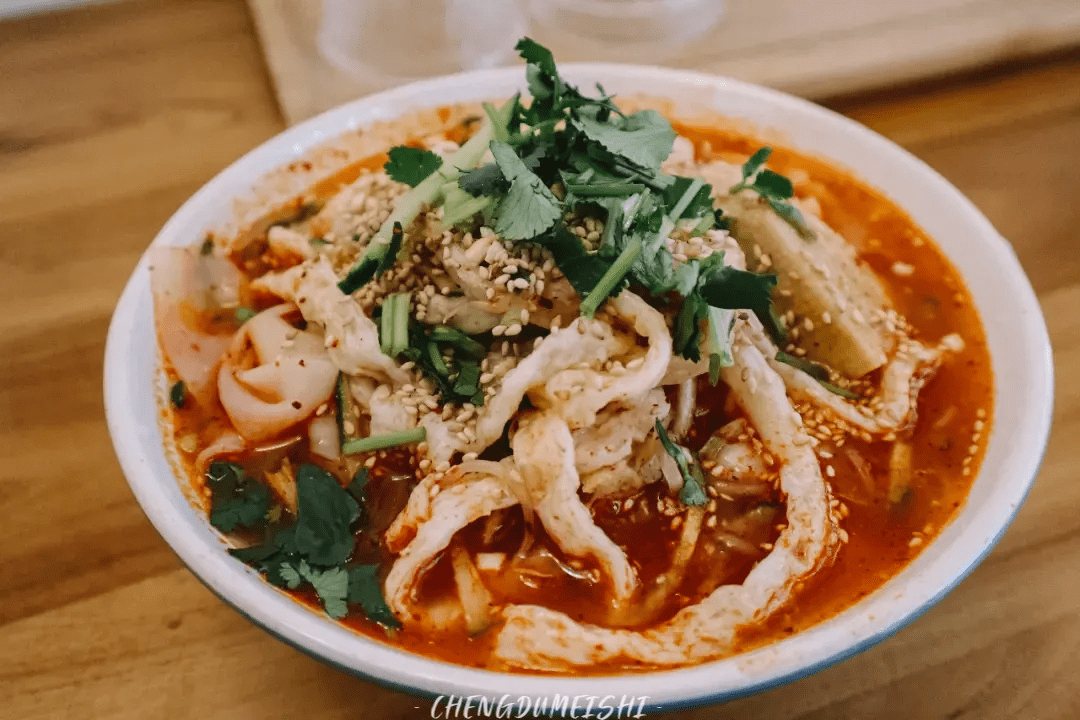 说终于在成都吃到了正宗的新疆凉皮和牛筋面