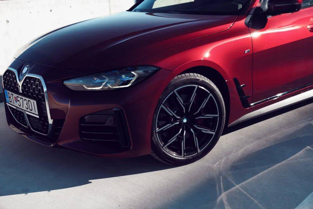 实拍砂金石红全新宝马4系四门版有多少人已经预定了