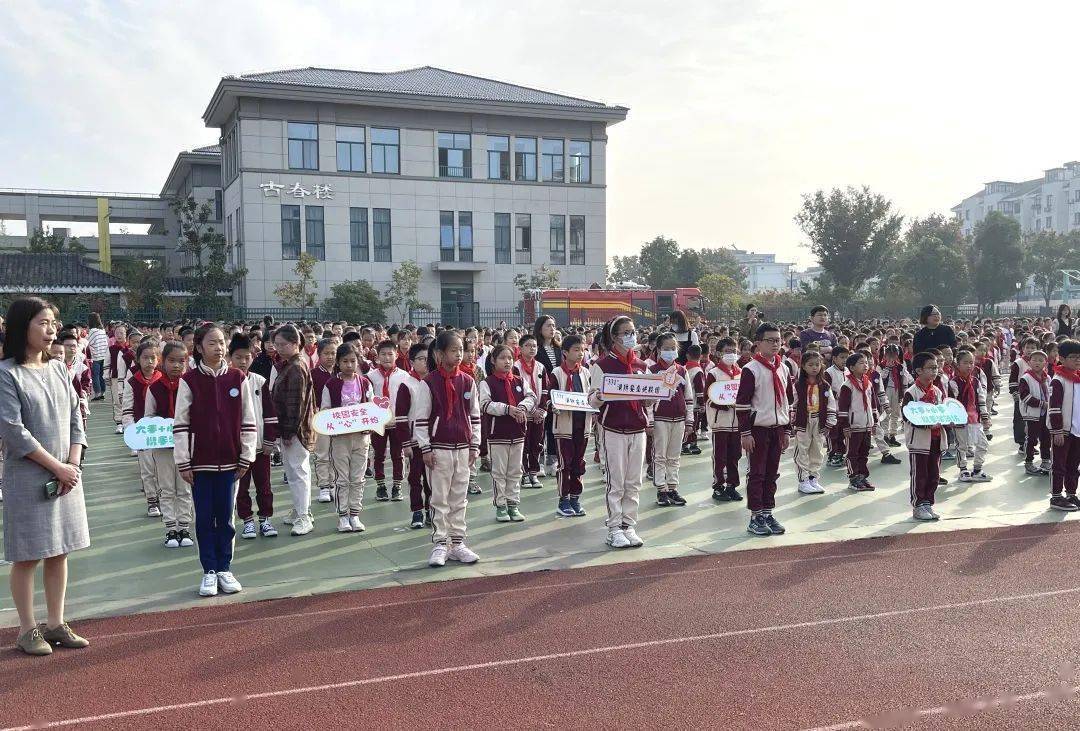 11月1日,常熟大队走进报慈小学,五爱小学开展消防安全培训演练活动